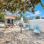 Theo\'S Traditional House