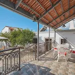 Theo\'S Traditional House