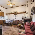 Theo\'S Traditional House