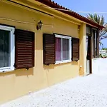 Summerhouse Peggy: Close To Athens Airport By The Sea