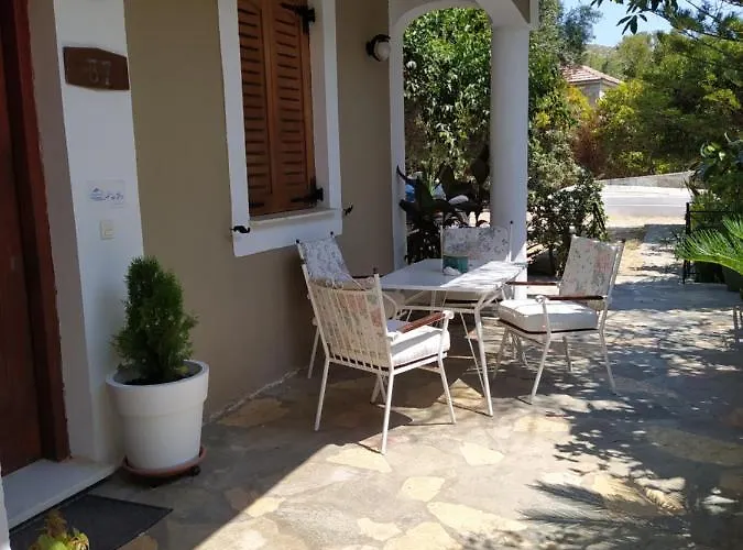 Makis Rooms Katelios