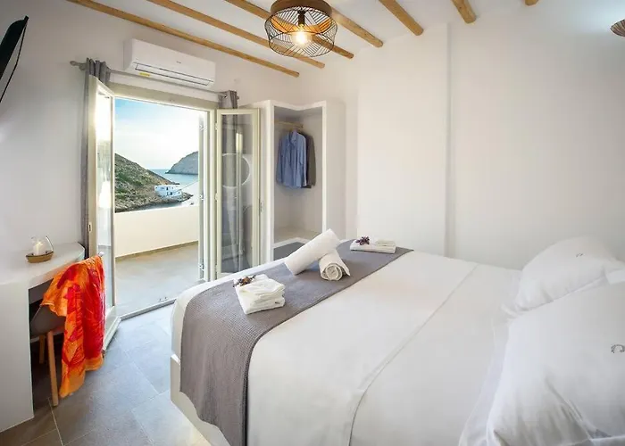 Droufakos\' Home - Beachfront Lux 2Bd Apt. W. Views