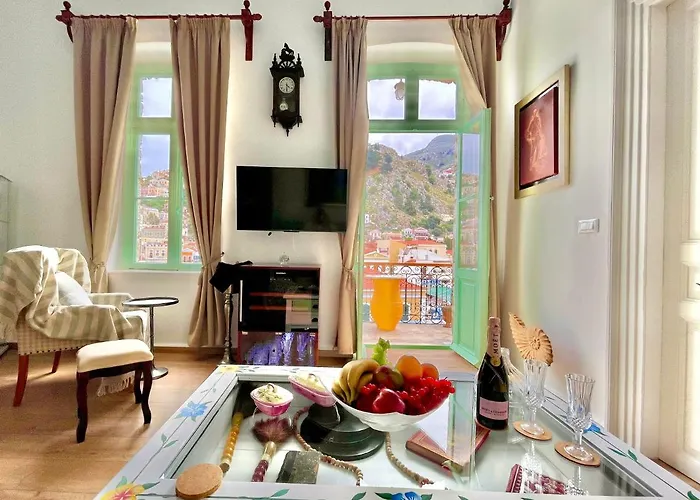 “Athenas” Neoclassic Harbour View Apartment