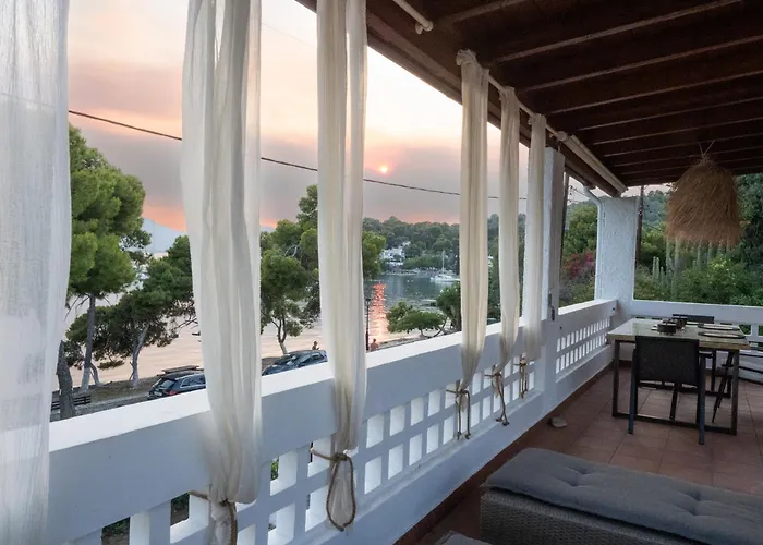 Seaview Apartment - Poros Relaxing Beachfront Flat