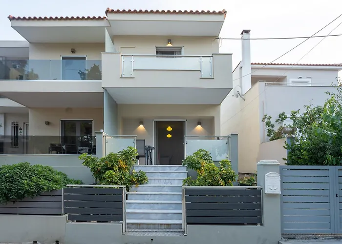 Comfortable 3-Bedroom Maisonette Near The Sea