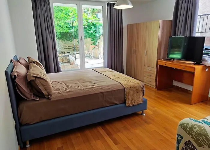 Apartment With Private Garden In Alimos