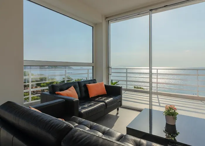 Spectacular Sea Views, 2Bd Beachfront