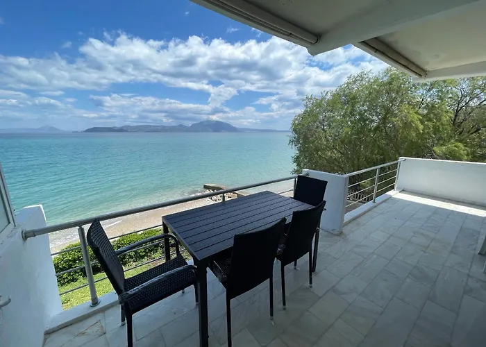Stunning Beachfront Apartment Stratos