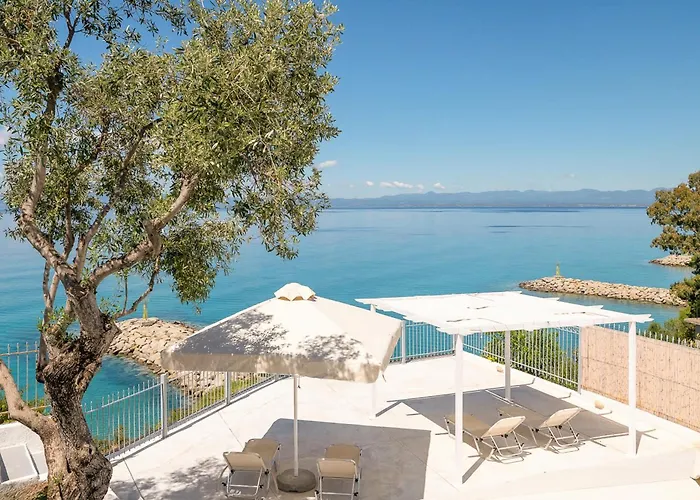 Pouletis Family Apartments - Akroyali Seaview Getaways