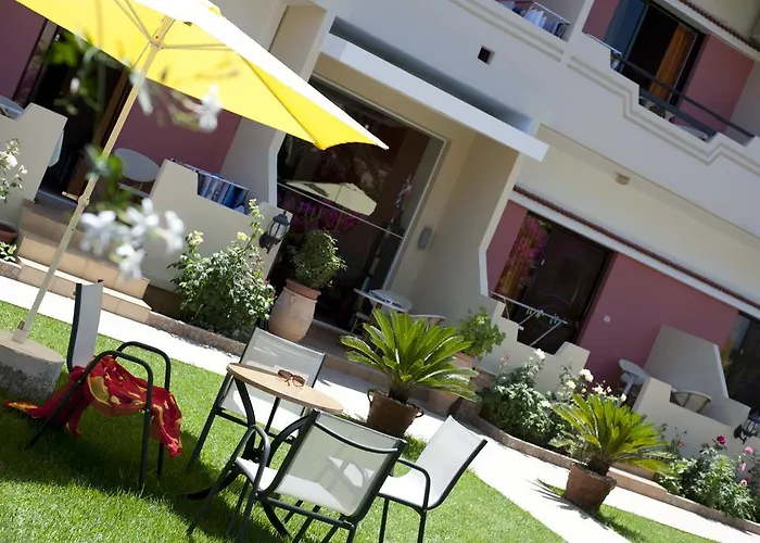 Nikolas Suites