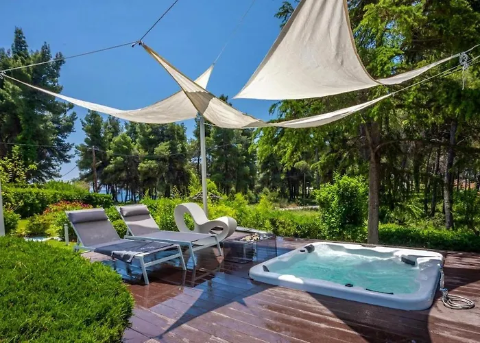 Palms Jacuzzi And Pool Villa