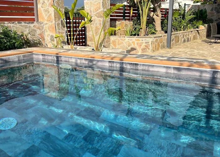 Victoria\'S Luxury Apartment - Private Pool, Jacuzzi