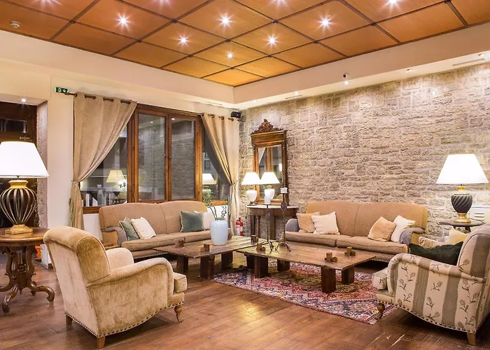 Country Club Hotel & Suites