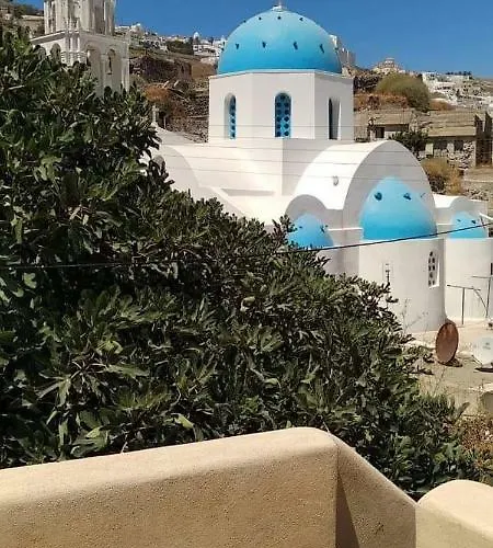 Santorinio Yellow House