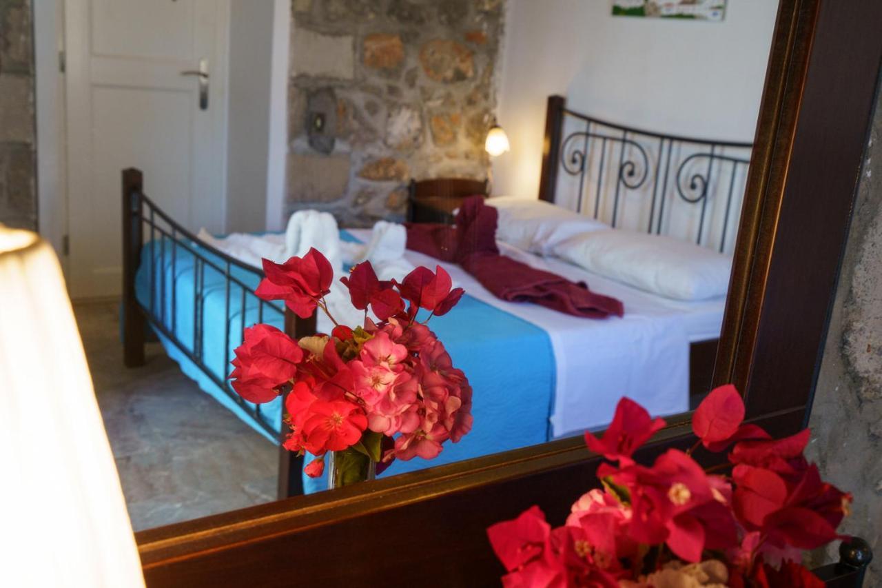 Mandraki * Hydra (Saronic Islands)