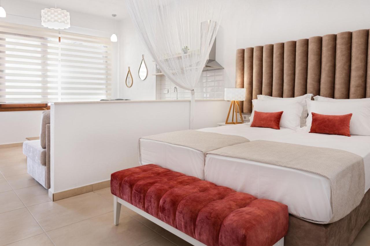 Komitsa Luxury Aparthotel Nea Roda