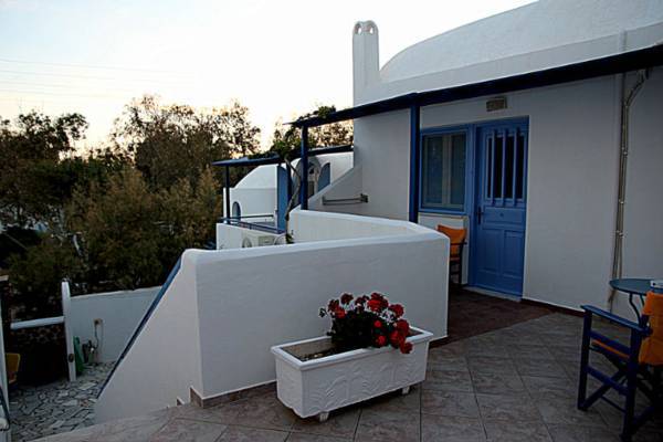 & Joanna Perissa (Santorini)