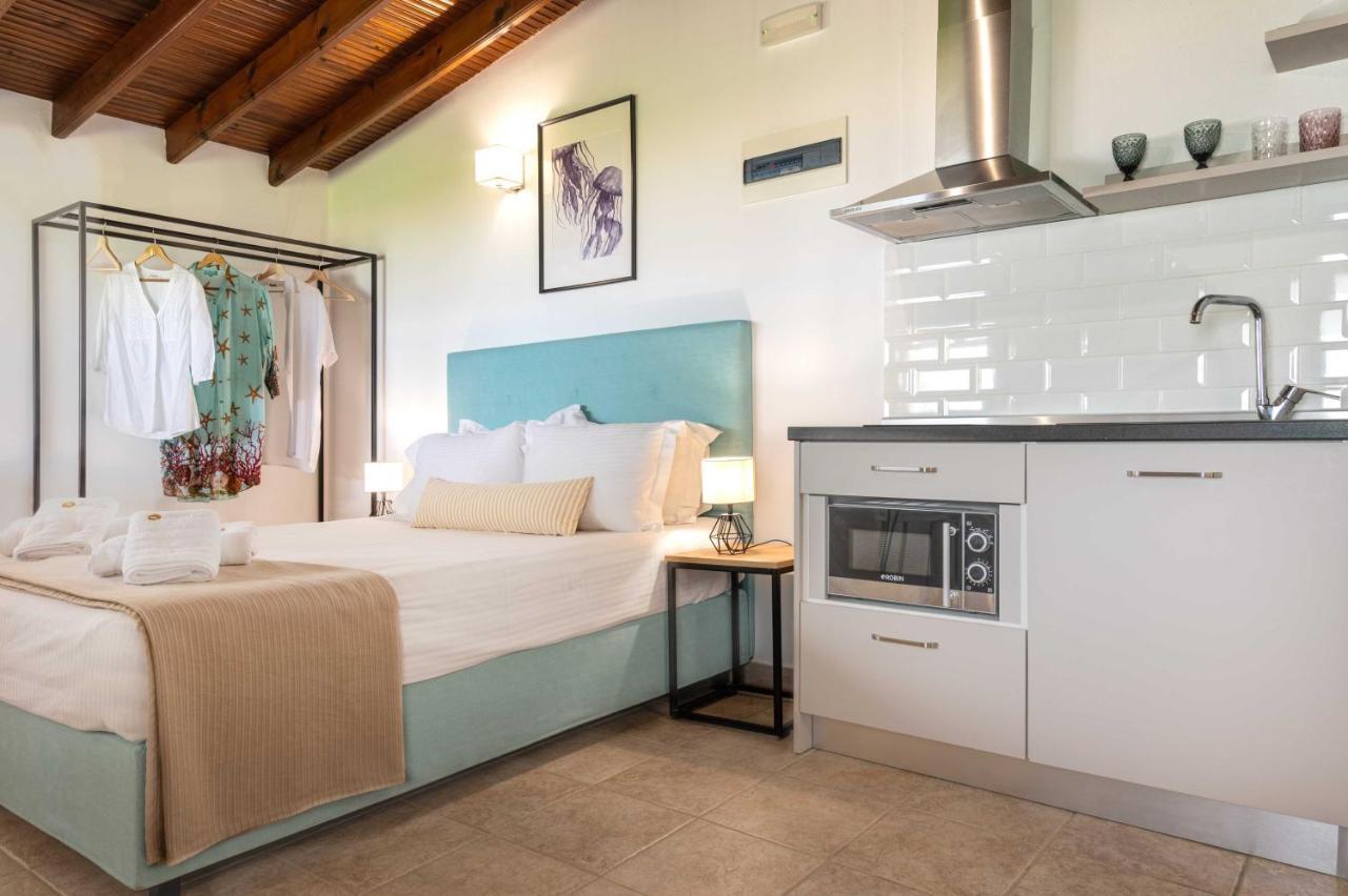 Komitsa Luxury Aparthotel Nea Roda