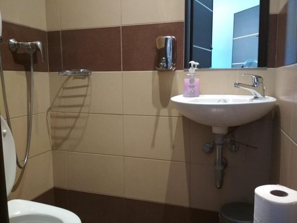 Pella Inn Hostel *