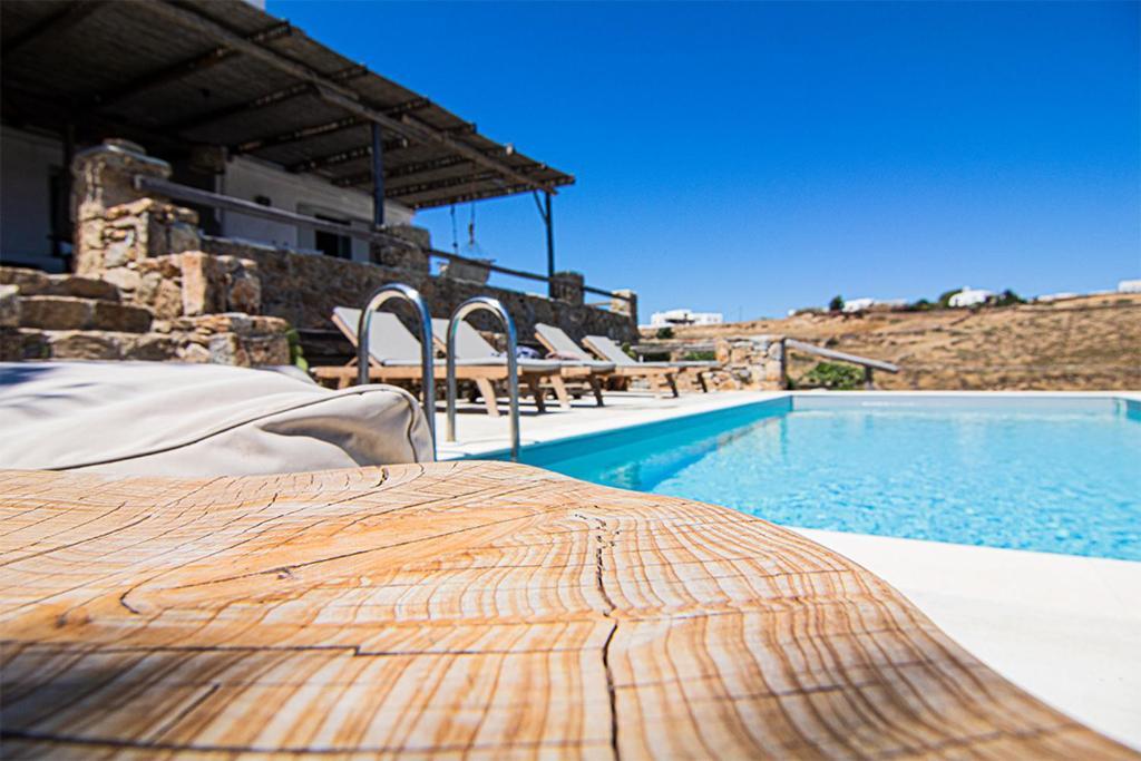 The House In The Field Kalo Livadi