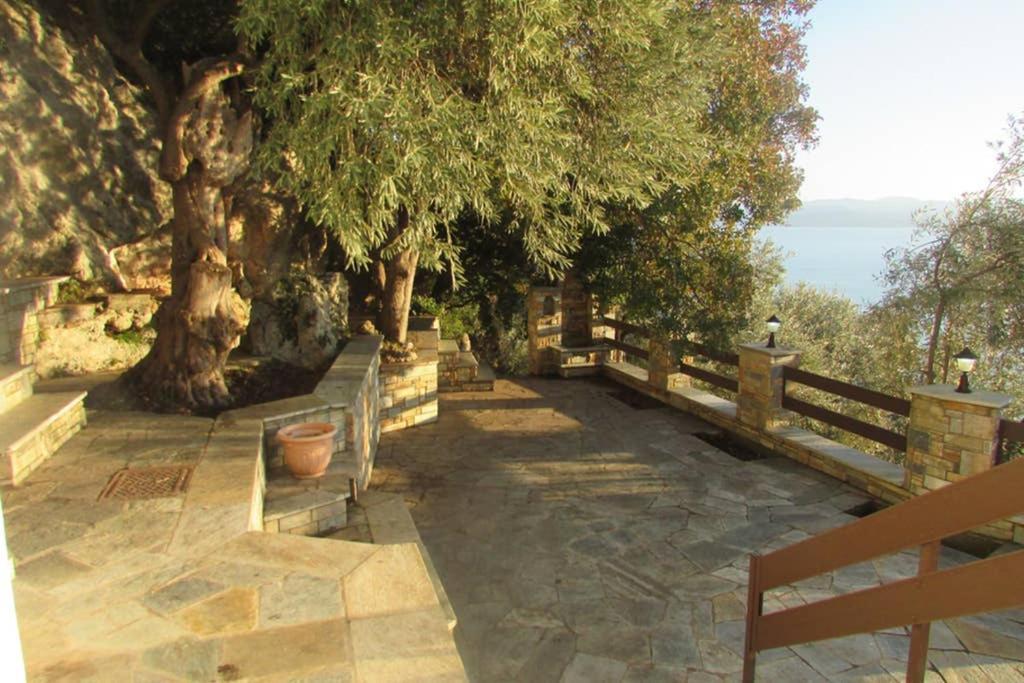 το σπιτι με την σπηλιά Holiday home *