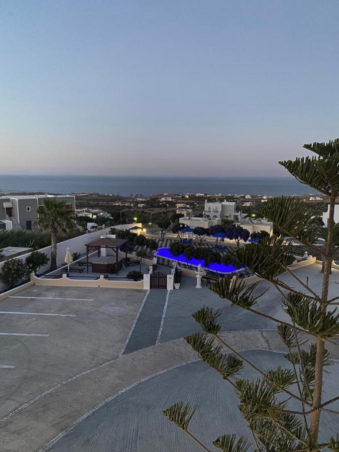 Romantic Hotel Exo Katikies (Santorini)