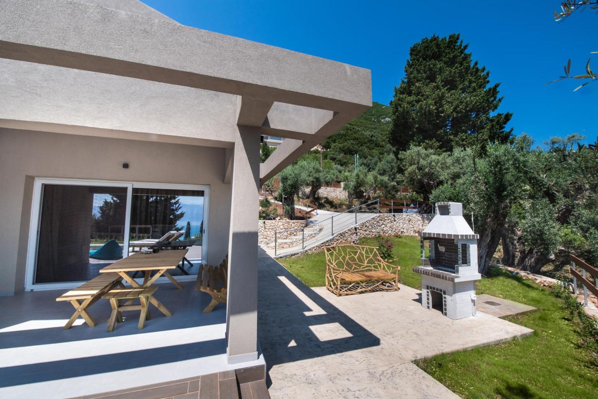 Anatoli Villa *