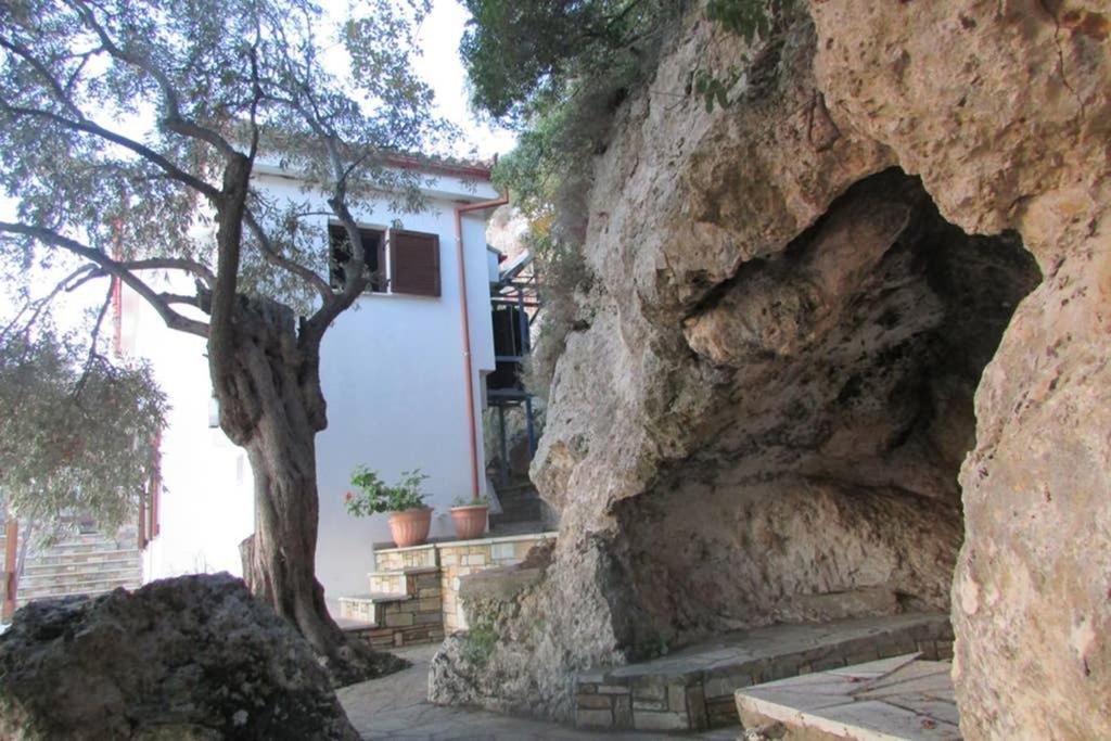 το σπιτι με την σπηλιά Platanias (Thessaly)