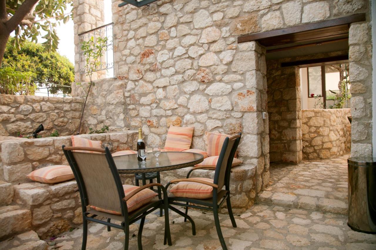 Artemis Village & 4*