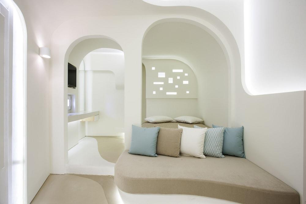 Santorini Cliffs Hotel 2*