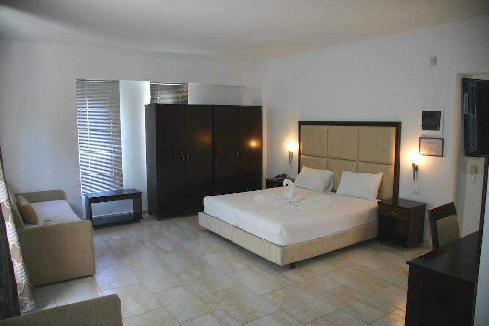 Naias Aparthotel 3*