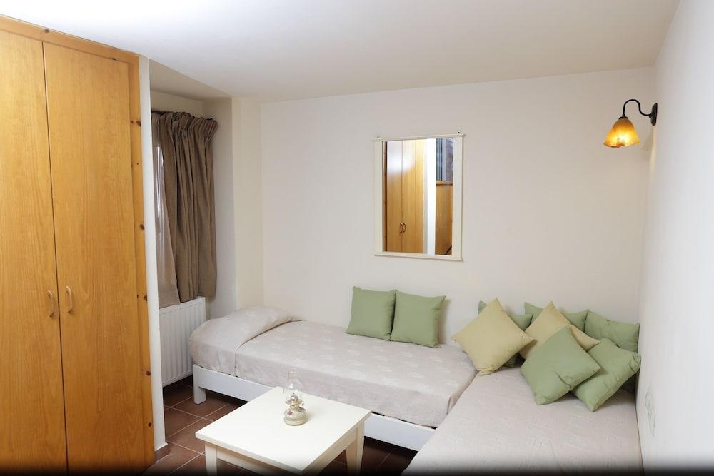 - Mourtzanakis 3* Achlada
