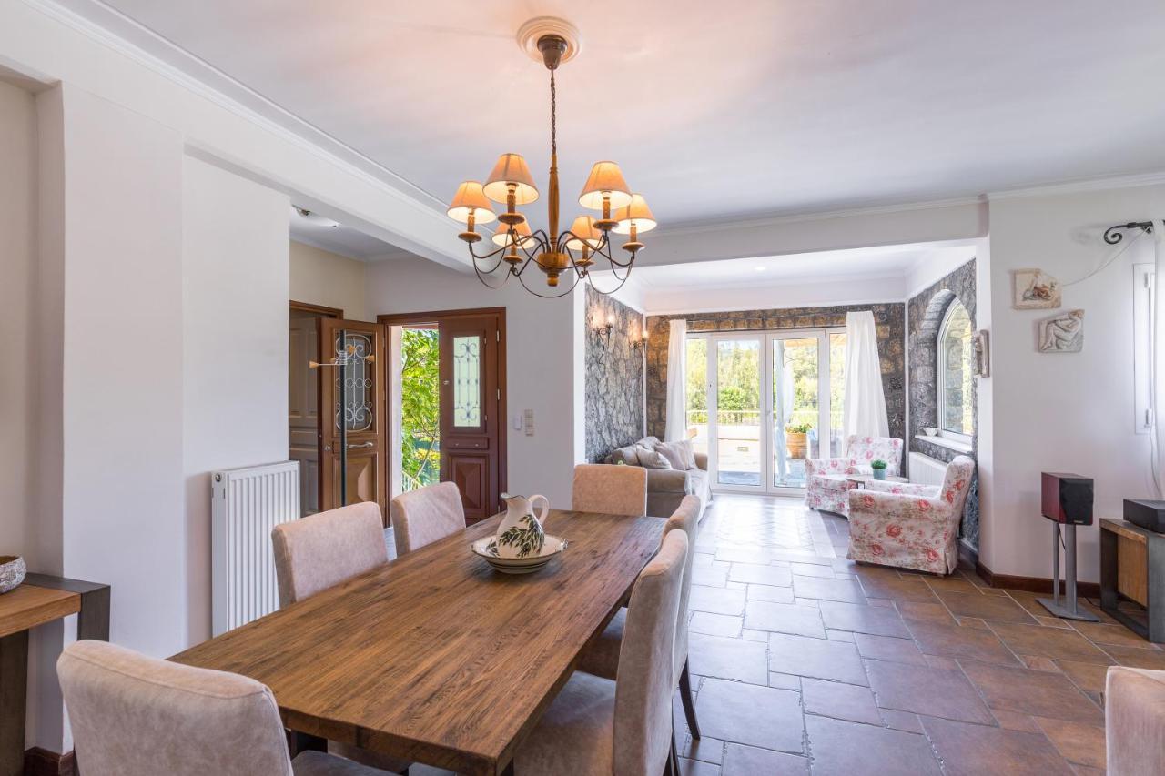 St. Nicholas House & Guest Apart. *