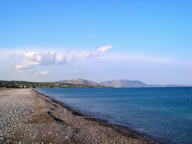 Cristelia Seafront & Pool Villa