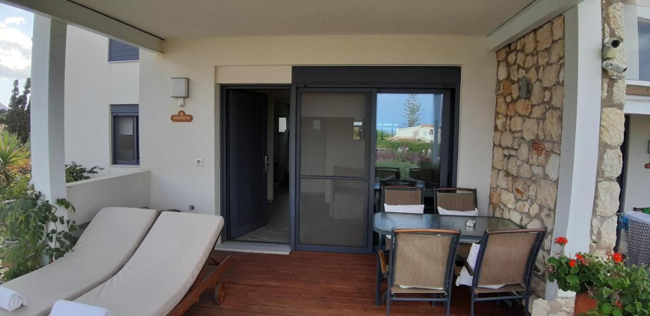 Artemis Village & 4*