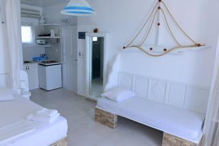 Niki Savvas & Hotel