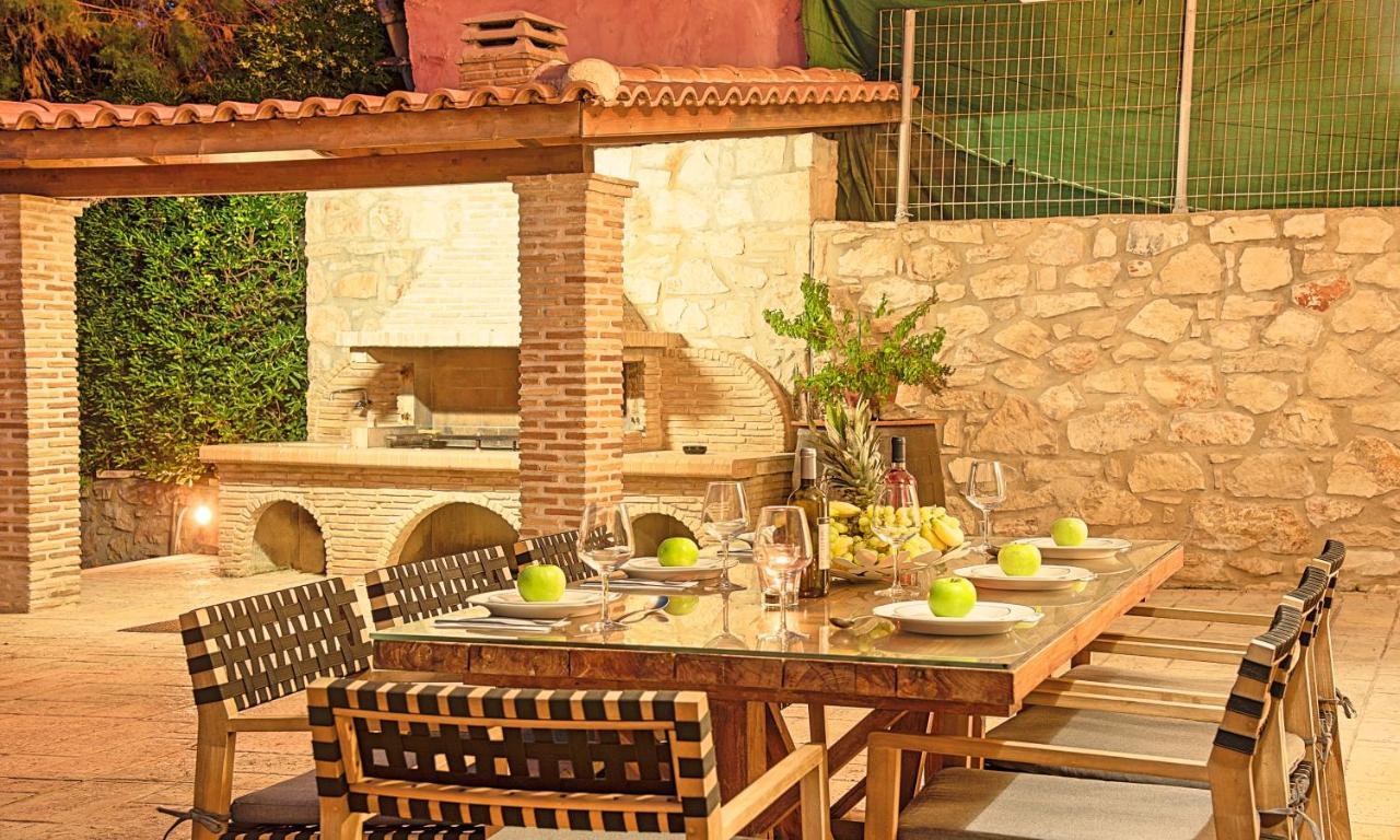 Mare Psarou Villa *
