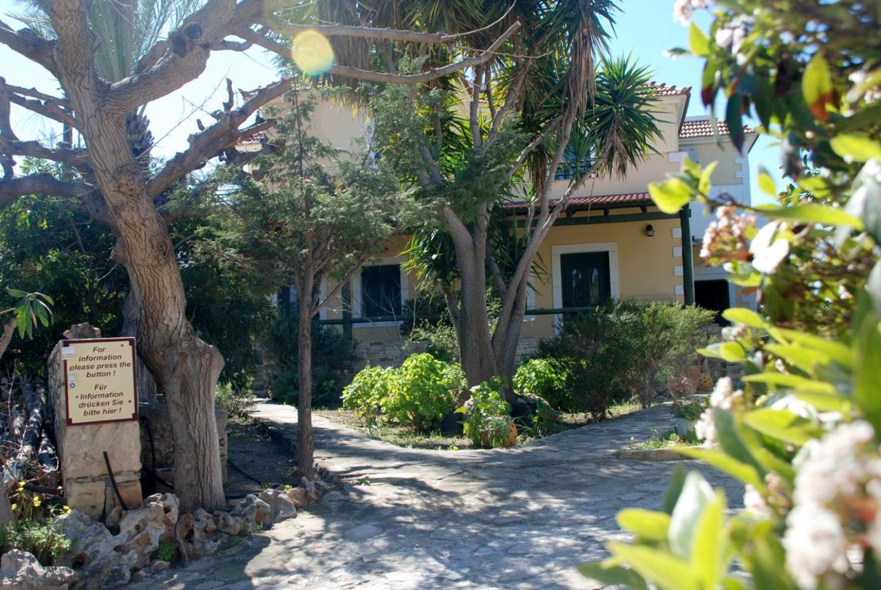 Eleni Apts *