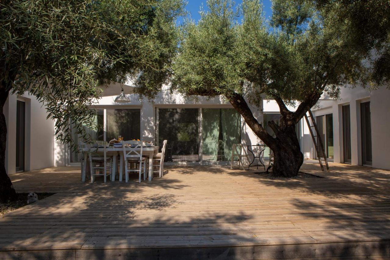 Mavrades Villa *