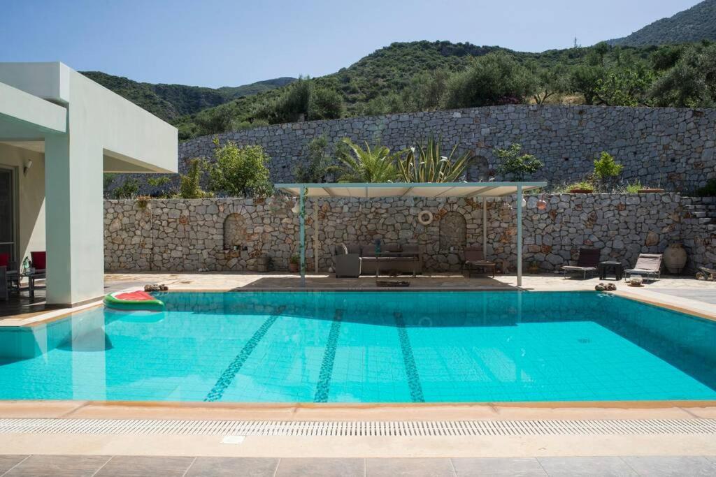 Villa Modern Luxury With Pool, Just 5min To Sea Kalamata