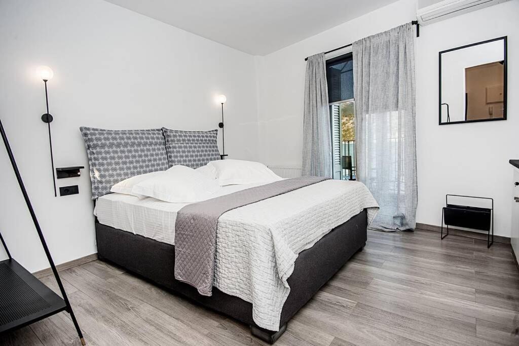 A & B Minimal With Sea View In *