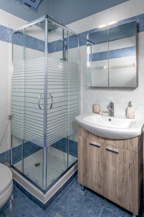 Escape In Blue Villa