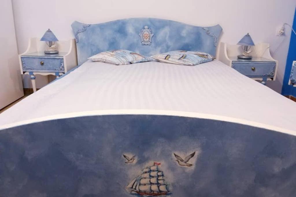 Yacht Front - No 4 *
