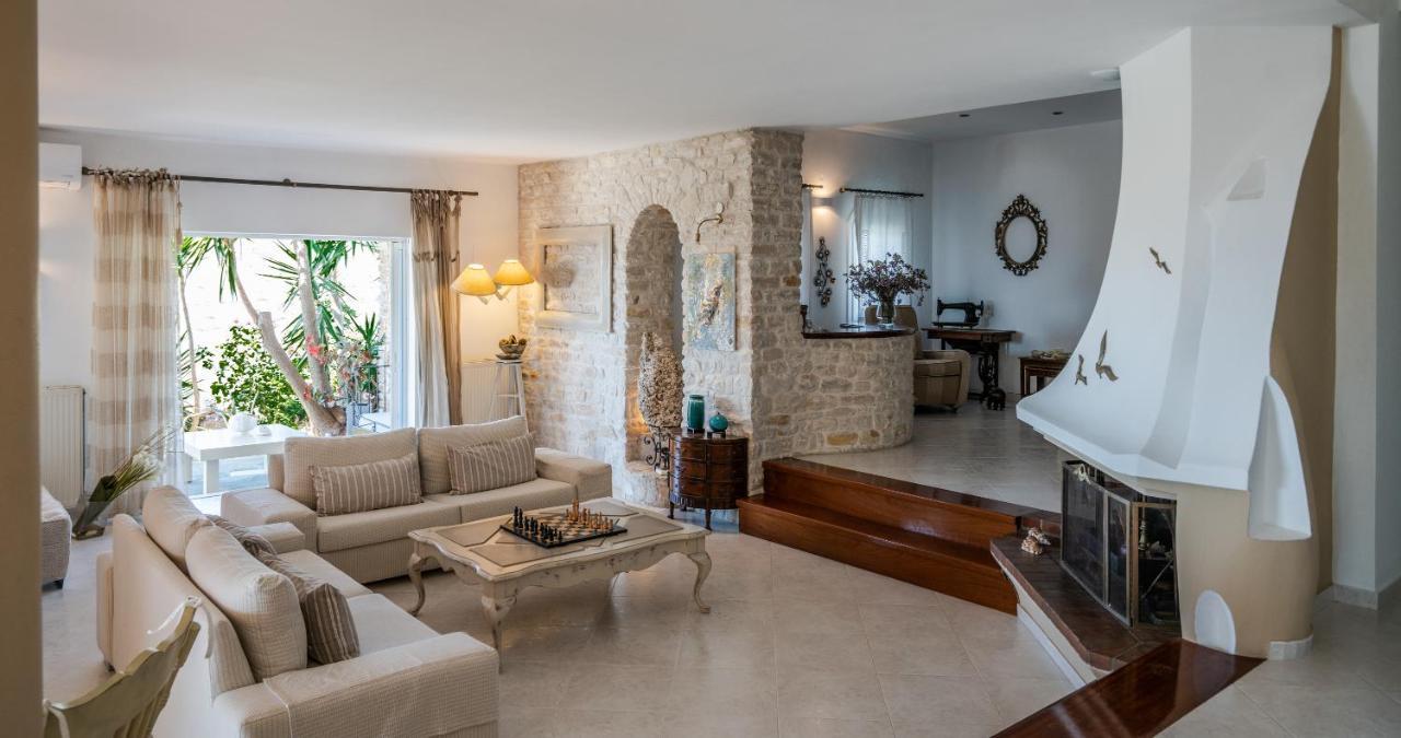 Haritomeni Parikia (Paros)