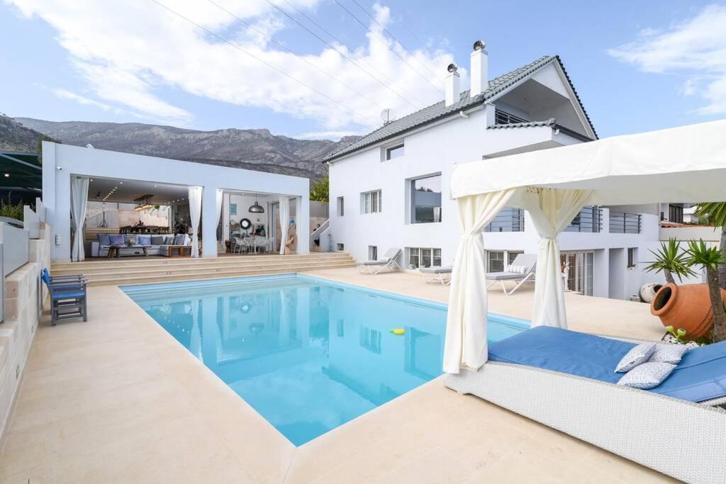 Luxurious Malomar Villa *