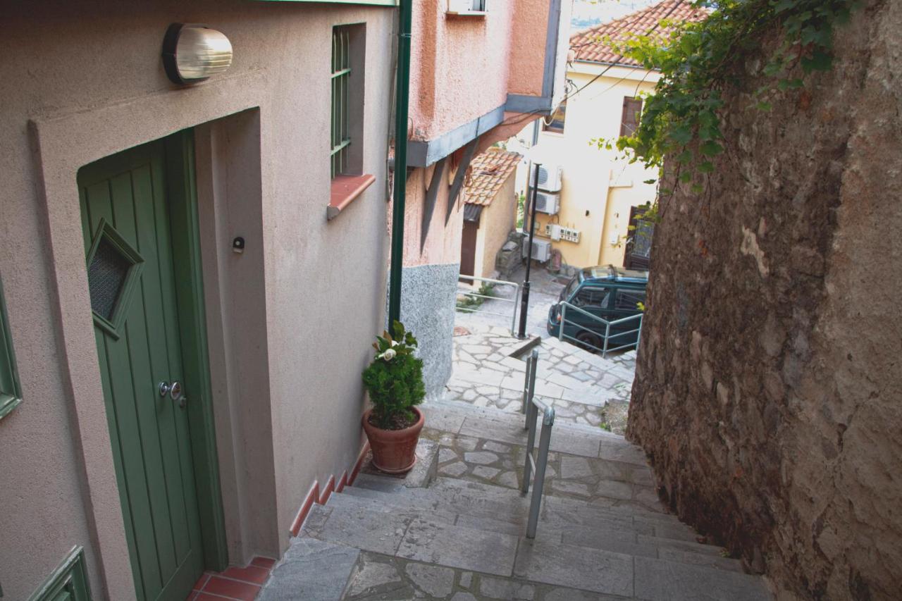 Theothea Apartment *