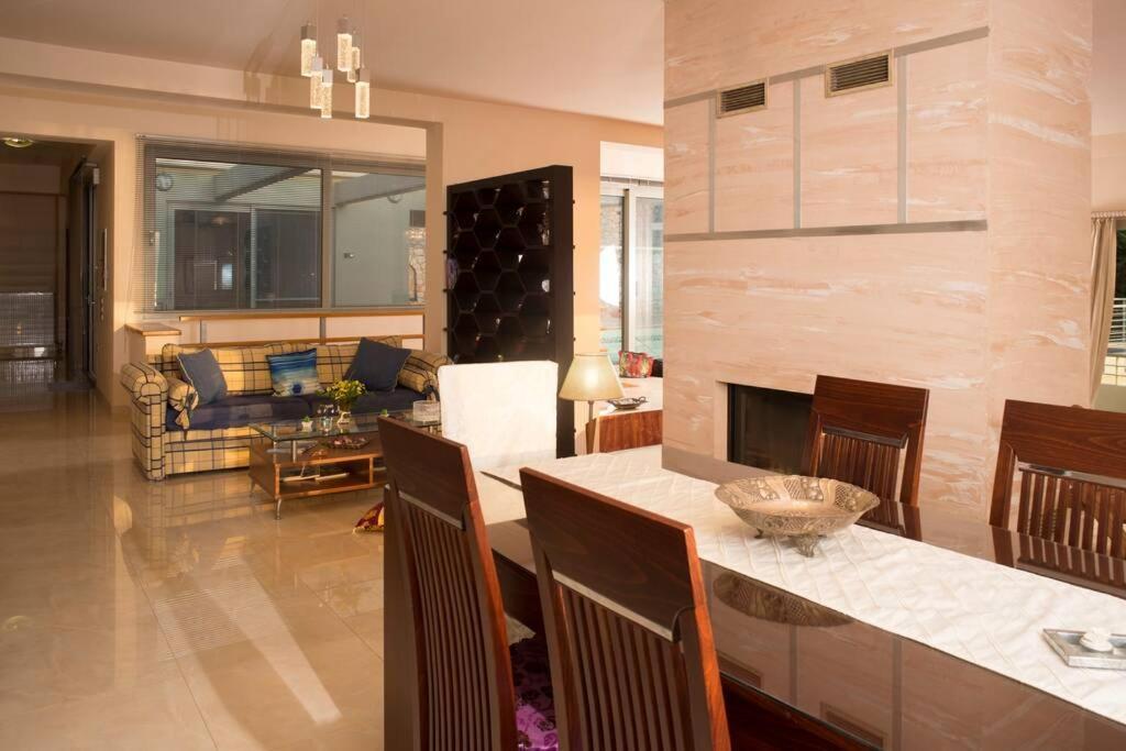 Modern Luxury With Pool, Just 5min To Sea Villa
