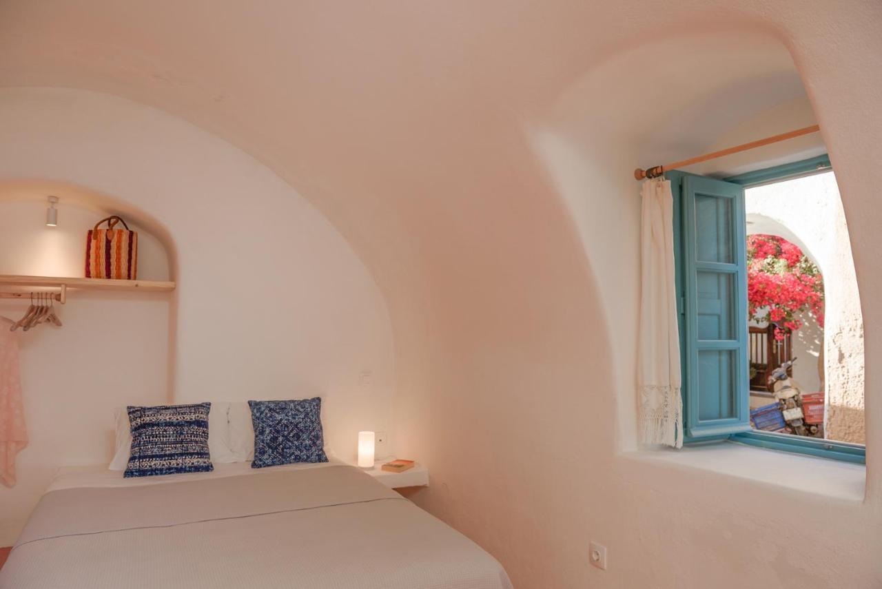 Santorinio Yellow House