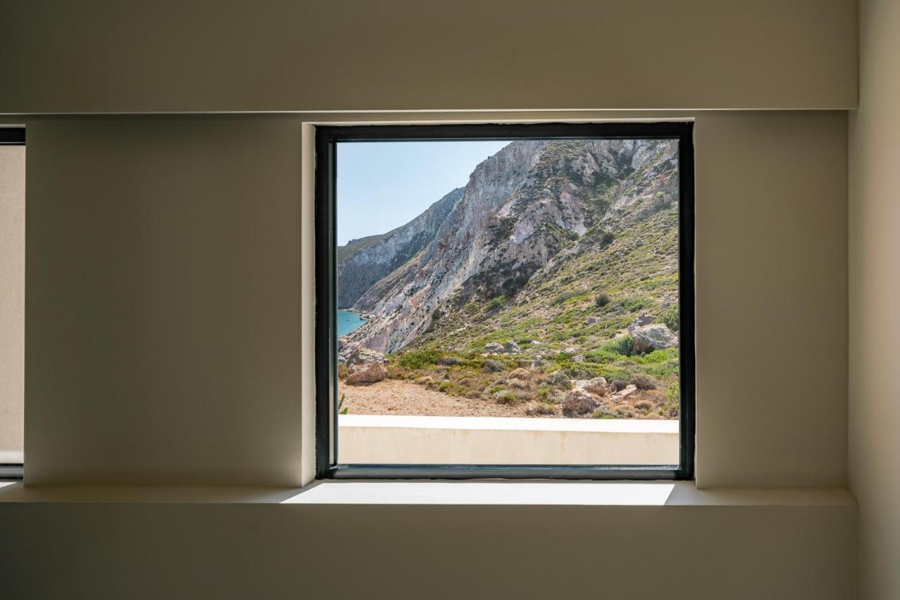 Milos Cove Komia
