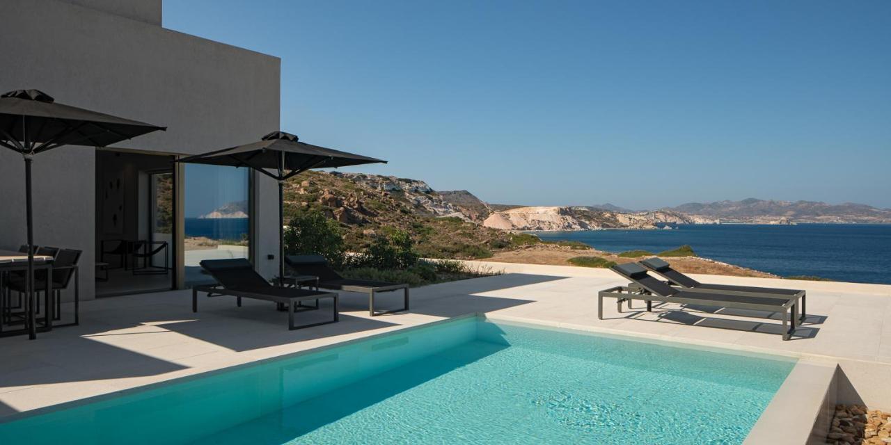 Milos Cove Komia